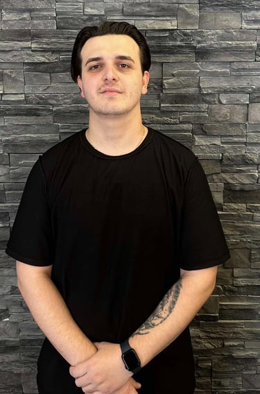 Ο Μούτσος Μηνάς από την ομάδα του PAPAIOANNOU Men's Beauty